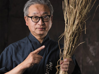 わらを持つ納豆職人 平塚正雄